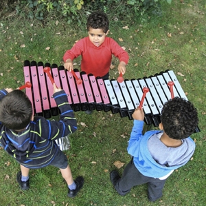 Musikalske gruppe lege med udendørs dobbelt xylofon